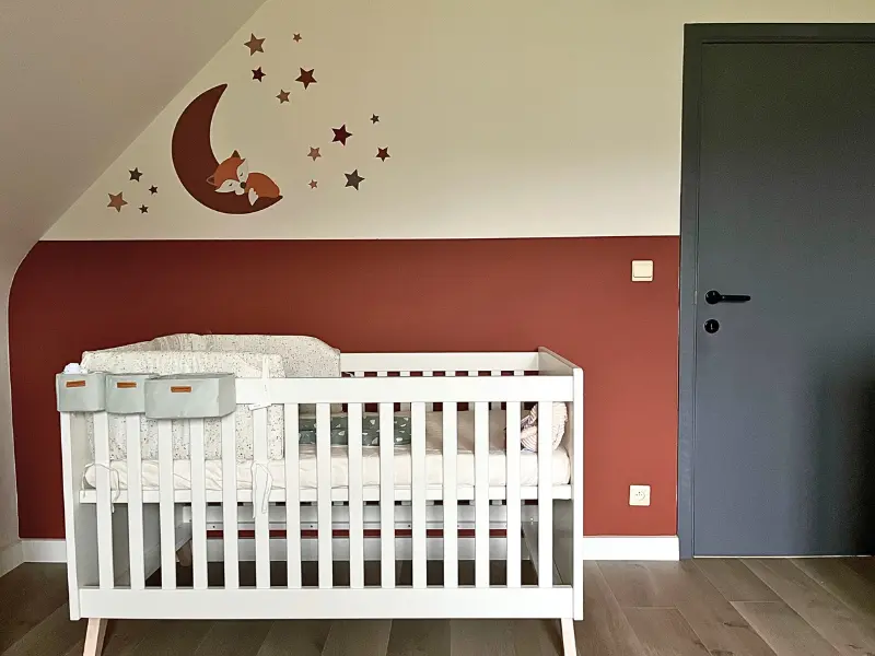 Vosje op maan in Terracotta babykamer